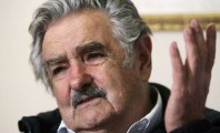 Em homenagem ao cantor falecido, o presidente do Uruguai, José Mujica, acendeu um baseado