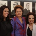 Dilma posa com a mãe (dir.) e uma indicada pelo PMDB para o novo ministério (esq.)